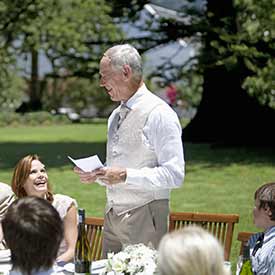 Der Brautvater hält eine Hochzeitsrede